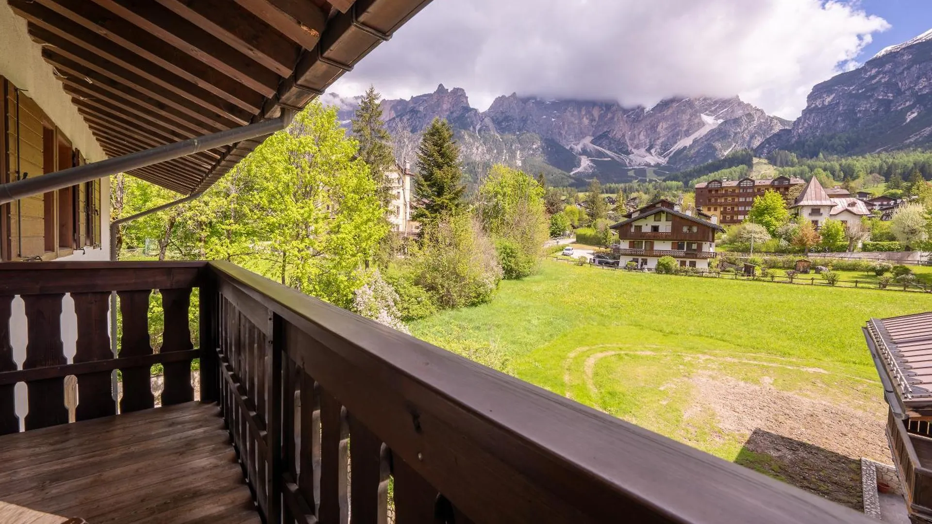 Spacious Alpine Loft With Stunning Antelao Views سان فيتو دي كادوري شقة